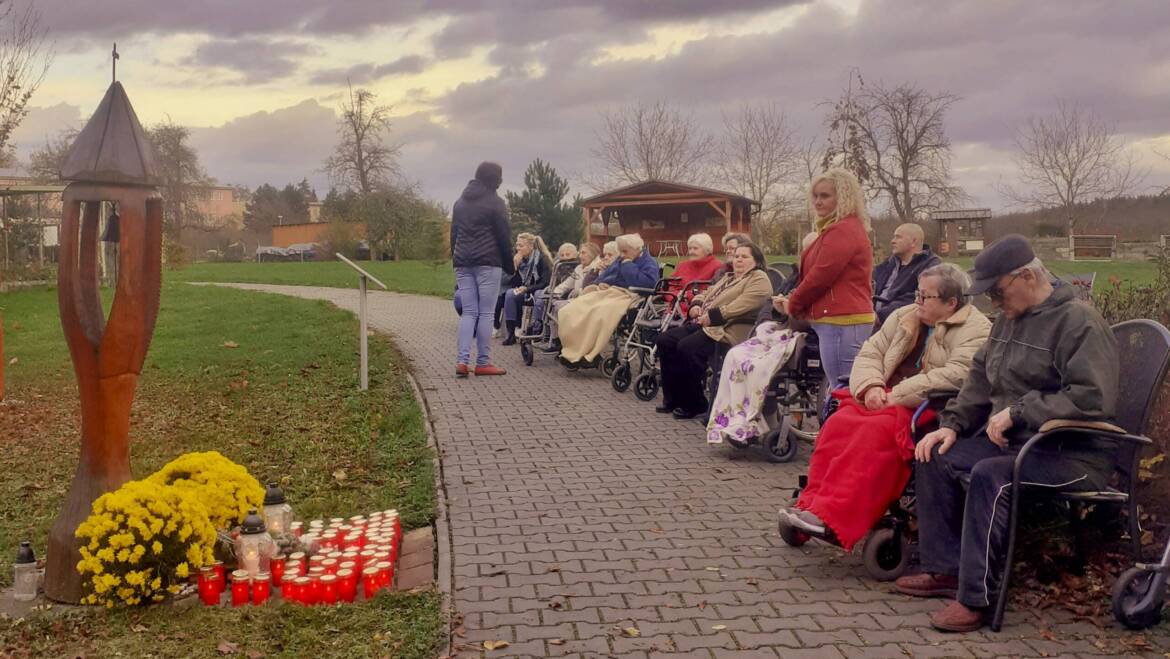 Při západu slunce jsme uctili památku zesnulých